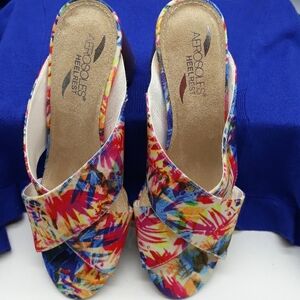 MULTICOLOR RED/BLUE/YELLOW SUMMER SANDALS SIZE 9